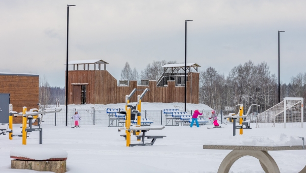 Parksepa kooli eelmise aasta sügisel valminud staadionil on sisse aetud lühem suusarada. Uue staadioni pidulik avamine on planeeritud kevade alguseks, mil saab nautida kõiki hüvesid, mida staadion pakub. Foto: AIGAR NAGEL